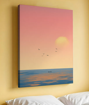 Tranquille coucher de soleil sur l'océan calme avec des oiseaux dans le ciel