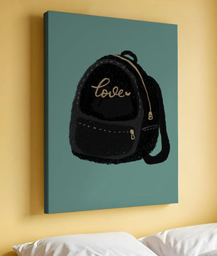 Elegante mochila negra con detalles dorados e inscripción de amor