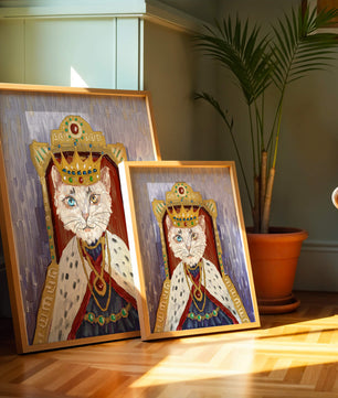 Portrait félin majestueux avec une couronne royale dorée