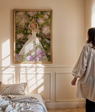 Mujer en vestido blanco acostada entre flores en un jardín