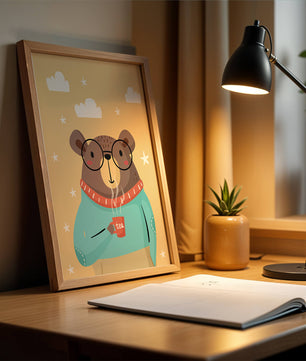 Ilustración de un oso acogedor disfrutando del té con gafas