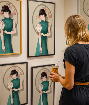 Elegante Illustration einer Frau in traditioneller Kleidung mit einem Fächer mit Kirschblüten