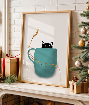 Katze in blaugrüner Tasse mit goldenen Elementen