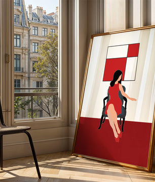 Mujer abstracta en vestido rojo sentada en una silla con arte geométrico en la pared