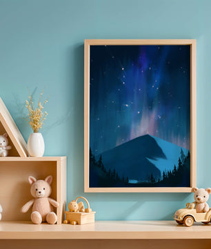 Paisaje montañoso sereno con auroras boreales y bosque oscuro