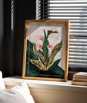Abstrakte botanische Kunst mit rosa Calla-Lilien und goldenen Blättern