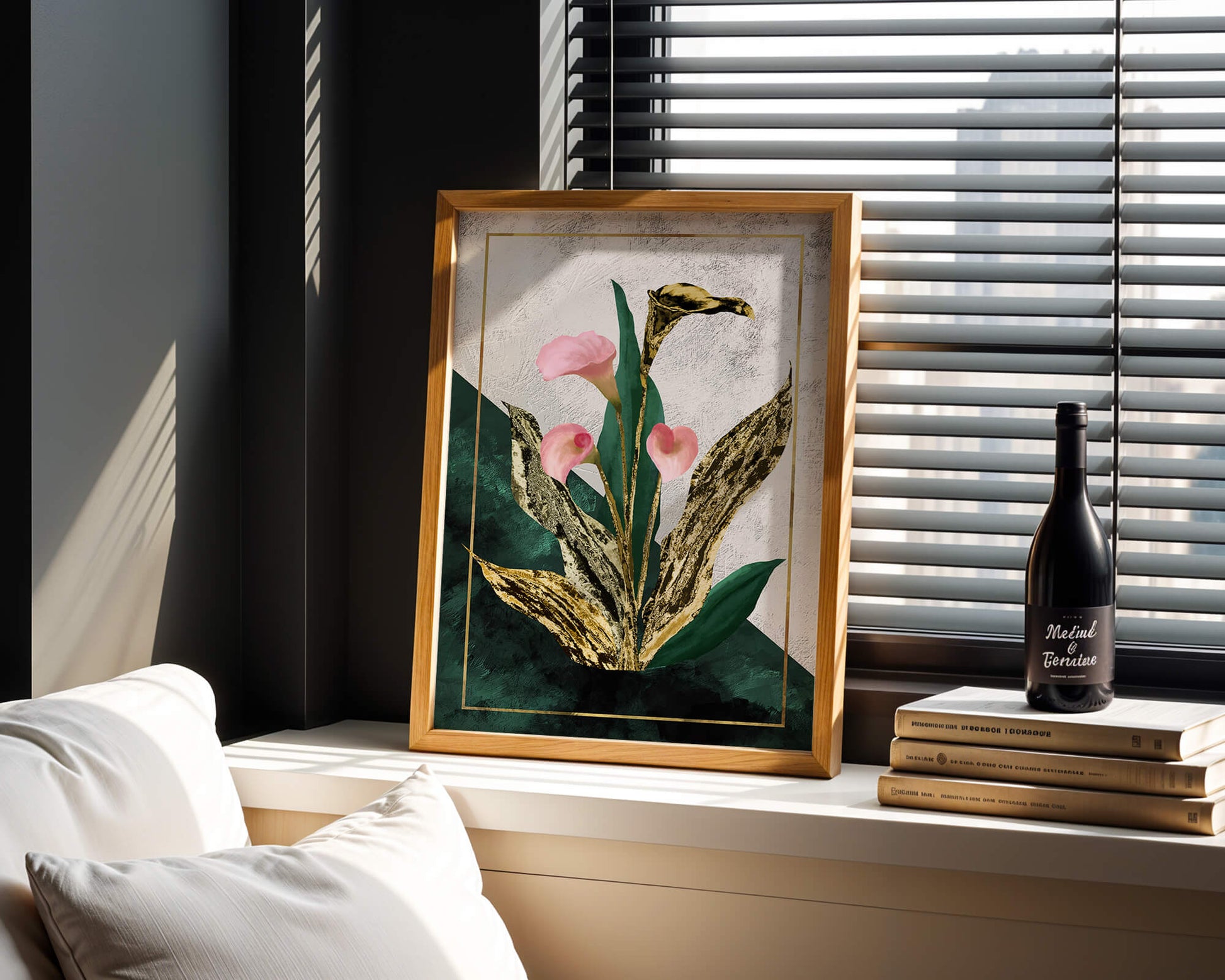 Abstrakte botanische Kunst mit rosa Calla-Lilien und goldenen Blättern