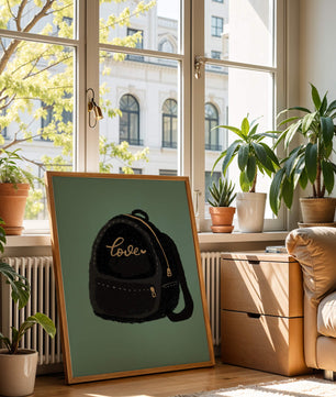 Elegante mochila negra con detalles dorados e inscripción de amor