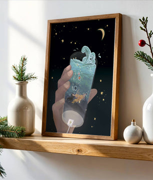 Escena abstracta del cielo nocturno con una mano sosteniendo un vaso de agua agitada.
