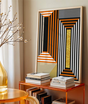 Arte abstracto geométrico con rayas y elemento dorado en naranja, negro y blanco