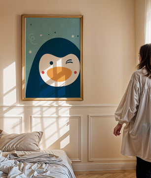 Pingüino animado juguetón sobre un fondo azul caprichoso