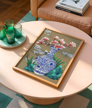 Arreglo floral elegante en un jarrón de porcelana azul y blanco con magnolias