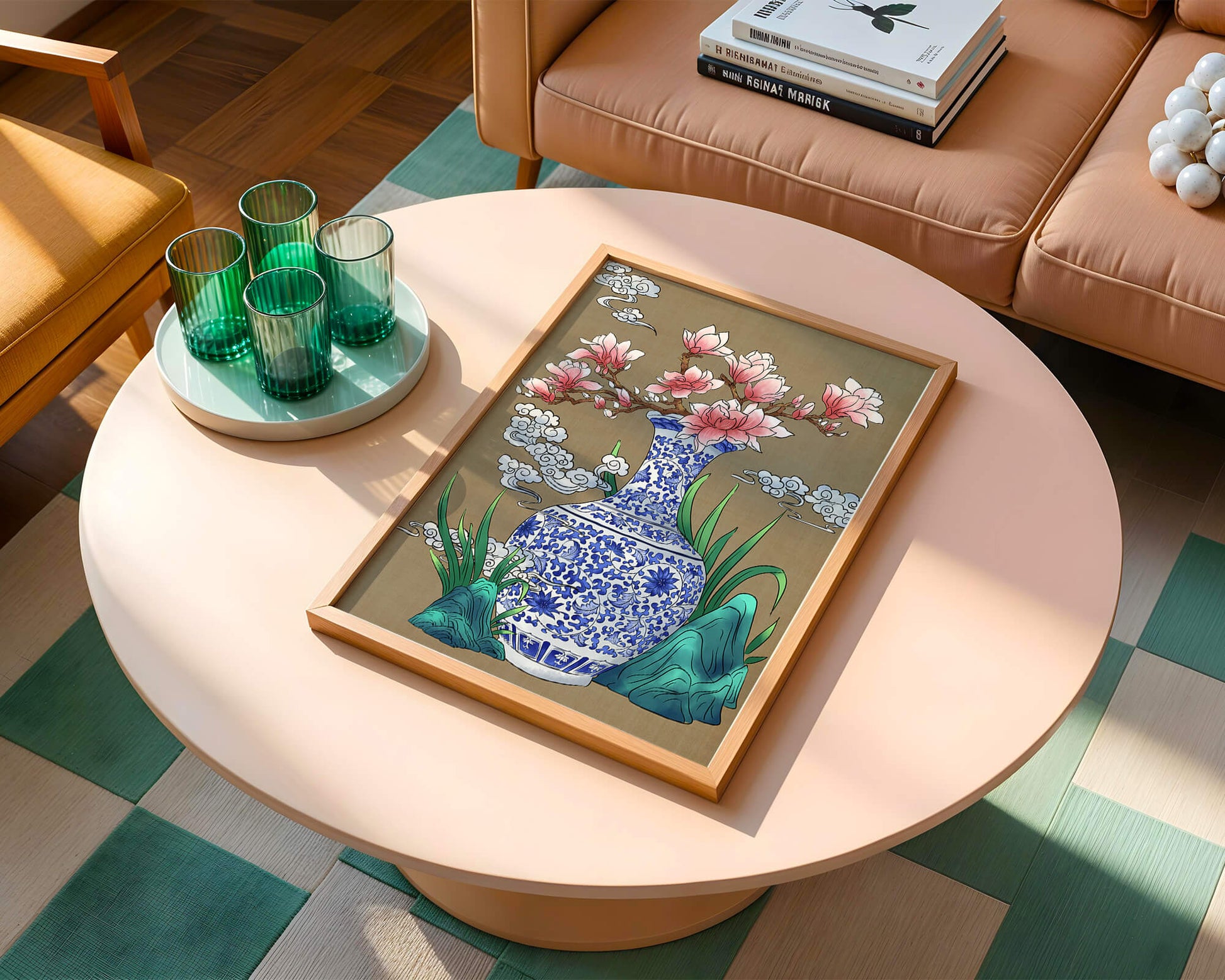 Elegante arreglo floral en jarrón de porcelana azul y blanca con magnolias.
