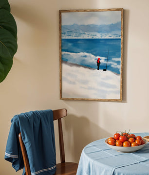 Winterlandschaft mit Person in roter Jacke am Meer