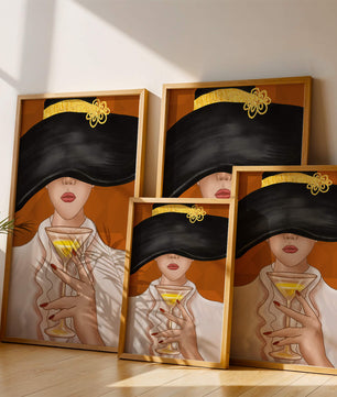 Femme avec un chapeau noir orné d’une touche dorée tenant un verre à cocktail