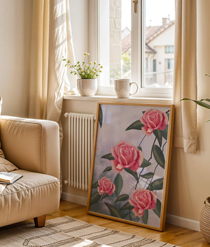 Hermosas rosas rosadas con exuberantes hojas verdes sobre un fondo suave