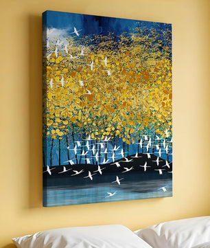 Paisaje abstracto con follaje dorado y aves voladoras