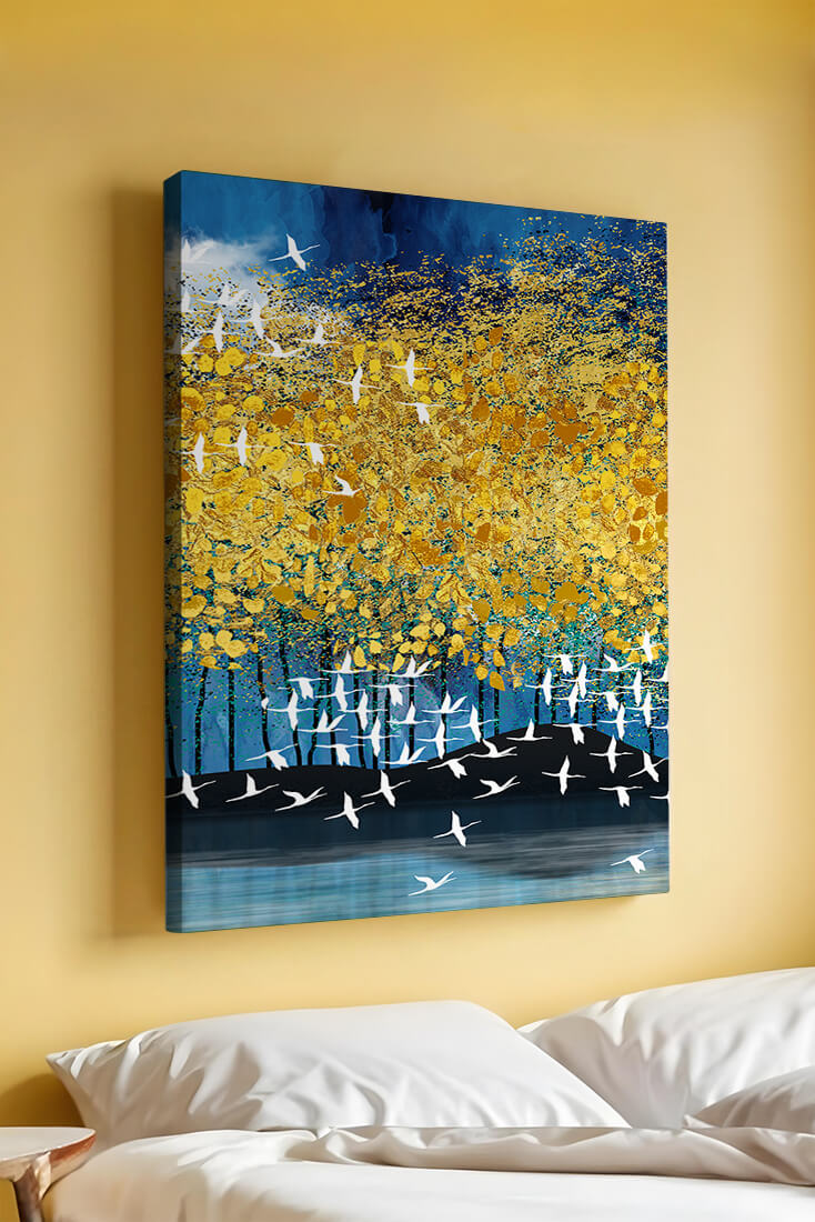 Paisaje abstracto con follaje dorado y pájaros volando