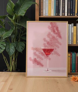 Elegante copa de cóctel roja sobre un fondo texturizado rosa
