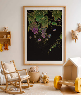 Uvas elegantes y mariposas sobre un fondo oscuro