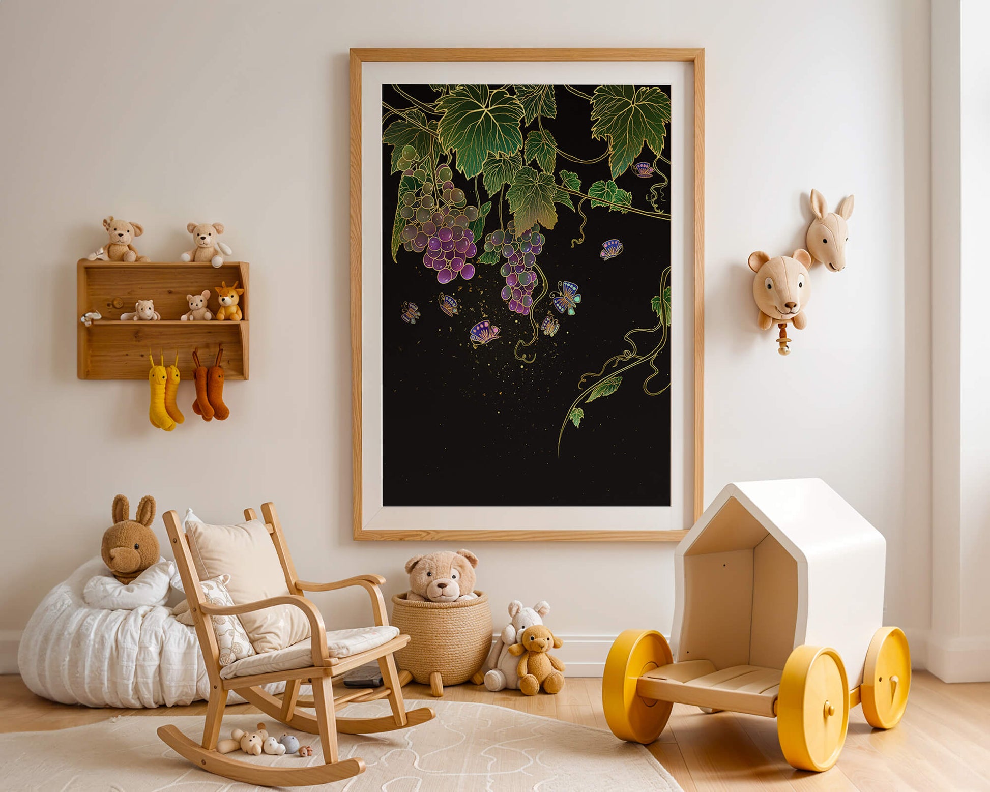 Uvas elegantes y mariposas sobre un fondo oscuro