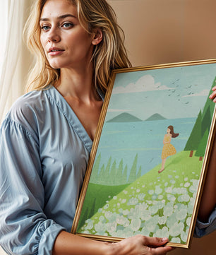 Femme en robe jaune sur une colline avec fleurs et arbres
