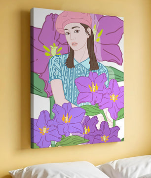 Jeune femme au béret rose avec illustration de fleurs violettes