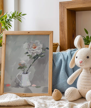 Elegantes peonías blancas en una jarra de cerámica con fondo pastel suave