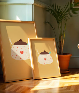 Ilustración de una olla decorada con corazones y vapor sobre fondo amarillo