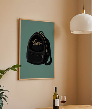 Elegante mochila negra con detalles dorados e inscripción de amor