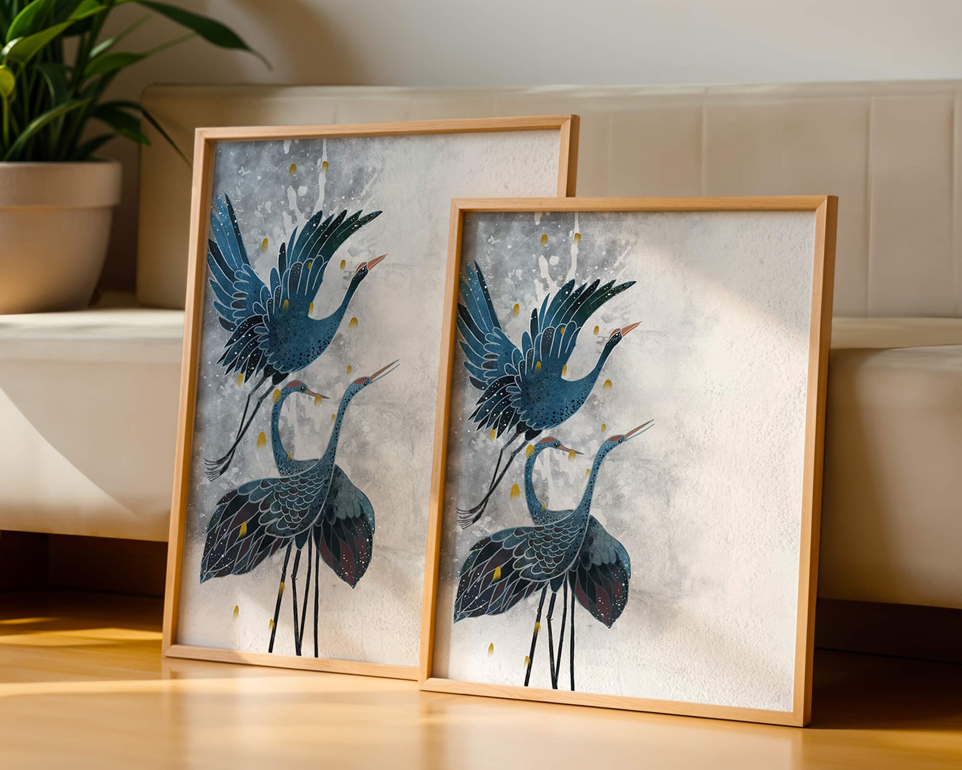 Elegante blaue Kraniche vor einem ruhigen abstrakten Hintergrund mit goldenen Akzenten
