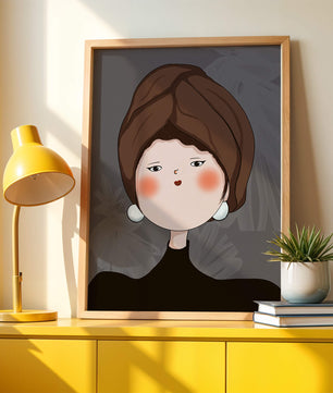 Retrato elegante de una mujer con un tocado único y rasgos expresivos
