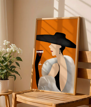 Femme élégante avec un chapeau noir et une fourrure blanche avec un verre de vin