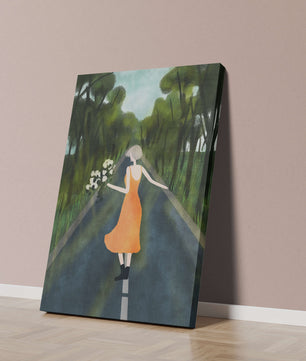 Femme en robe orange marchant sur une route avec des fleurs dans la forêt