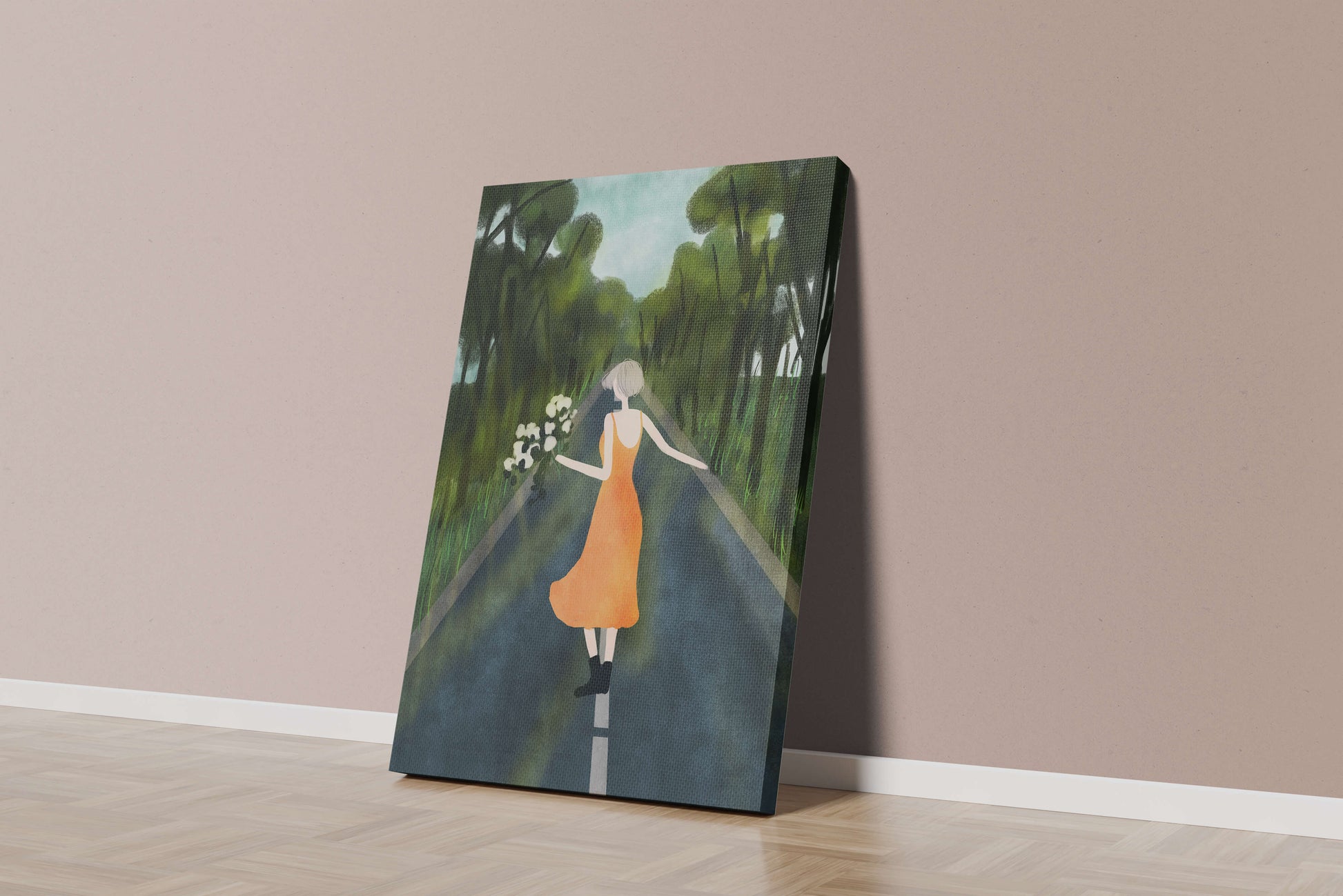 Mujer con vestido naranja caminando por una carretera con flores en el bosque