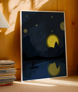 Paisaje nocturno sereno con río iluminado por la luna y bote silueteado
