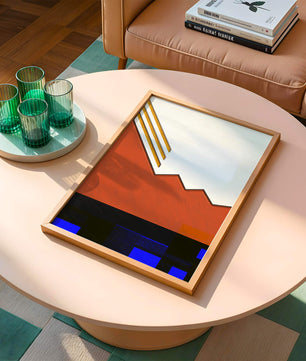 Abstrakte geometrische Komposition mit goldenen Akzenten und kräftigen Farben