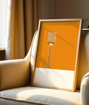 Katze schläft auf erhöhter Plattform vor orangefarbenem Hintergrund