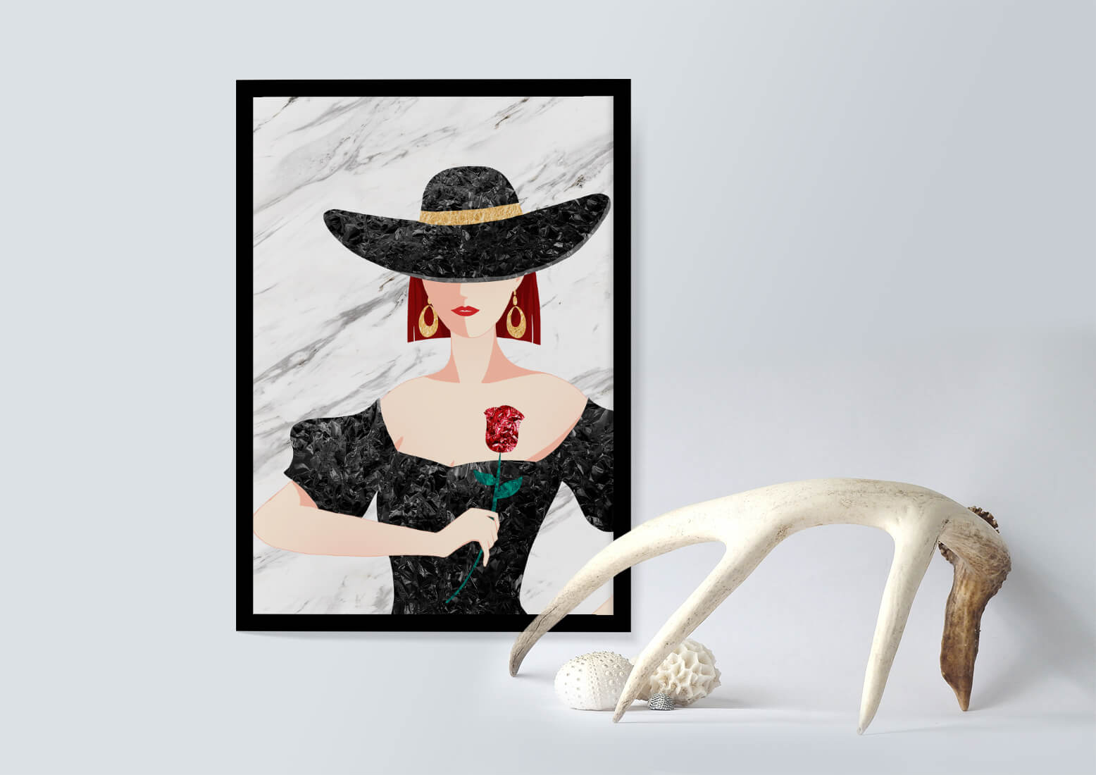 Elegante Frau mit stilvollem schwarzen Hut und roter Rose