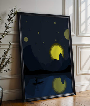 Paisaje nocturno sereno con río iluminado por la luna y bote silueteado