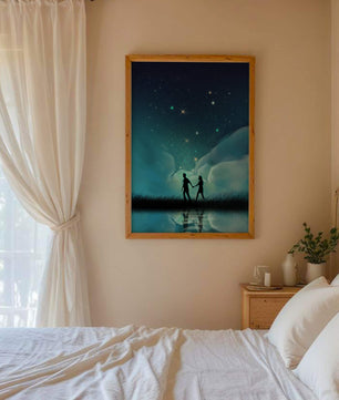 Pareja romántica paseando bajo la noche estrellada con reflejos celestiales