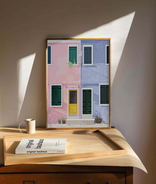 Casas pastel encantadoras con puertas y ventanas coloridas