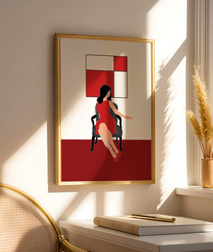 Mujer abstracta en vestido rojo sentada en una silla con arte geométrico en la pared