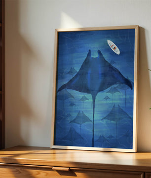 Escena submarina serena con mantarrayas y una canoa solitaria