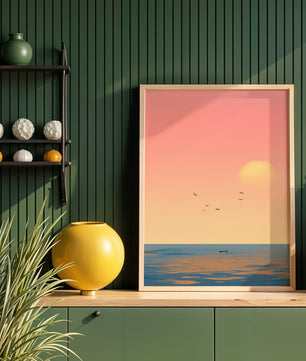 Tranquille coucher de soleil sur l'océan calme avec des oiseaux dans le ciel
