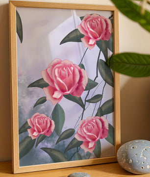 Hermosas rosas rosadas con exuberantes hojas verdes sobre un fondo suave