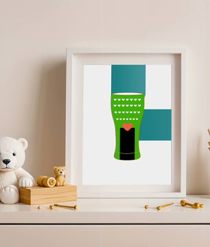 Jarrón verde con patrón de corazón y diseño minimalista