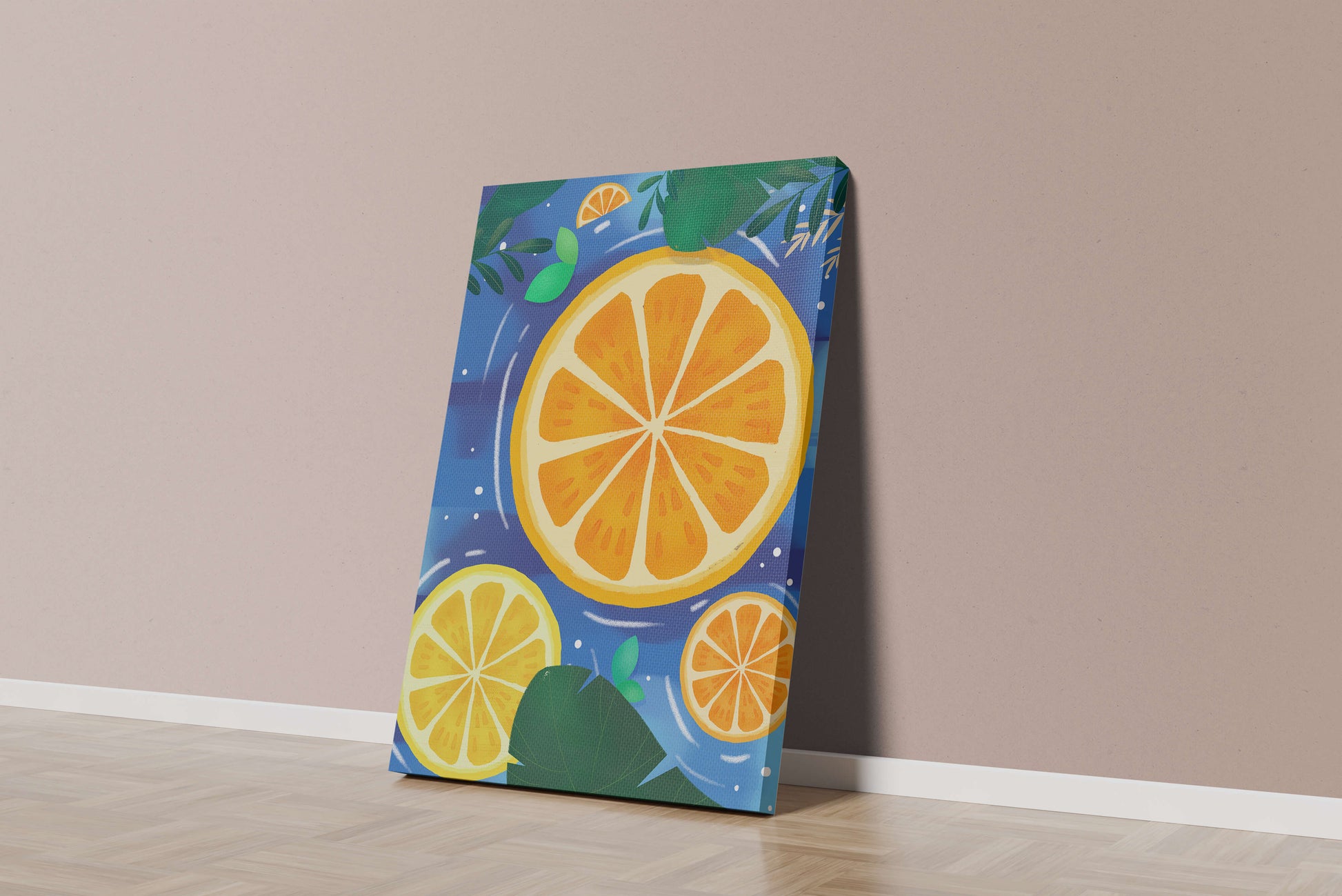 Rodajas de cítricos coloridas sobre fondo azul con hojas tropicales