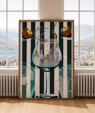 Elegante copa de champán con manzanas doradas y fondo a rayas