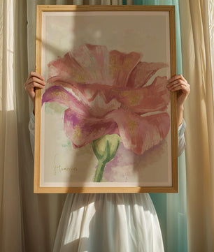 Flor rosa vibrante con acentos dorados en estilo abstracto